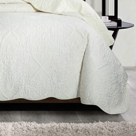 White Ultra Quality Bedspread Set