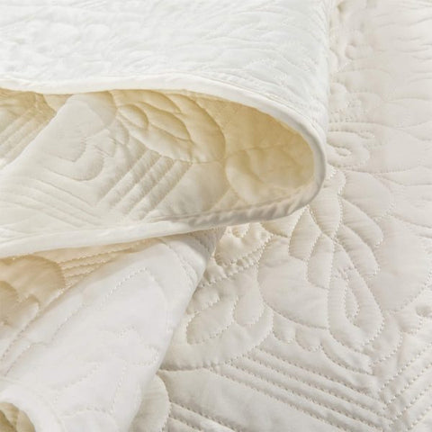 White Ultra Quality Bedspread Set